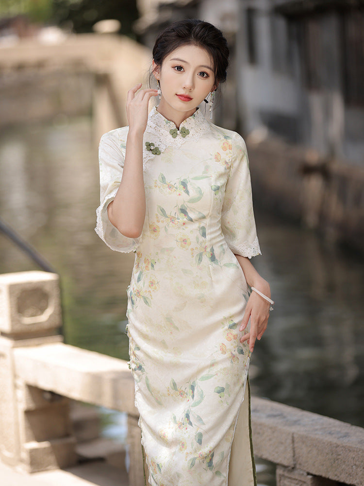 Robe Qipao fleurie à manches mi-longues et bordure en dentelle