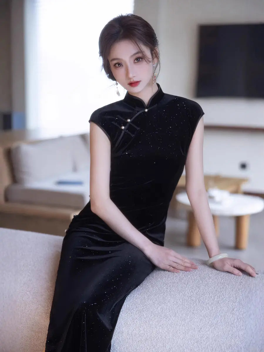 Ärmelloses schwarzes Qipao-Kleid aus Samt mit Glitzerdetail