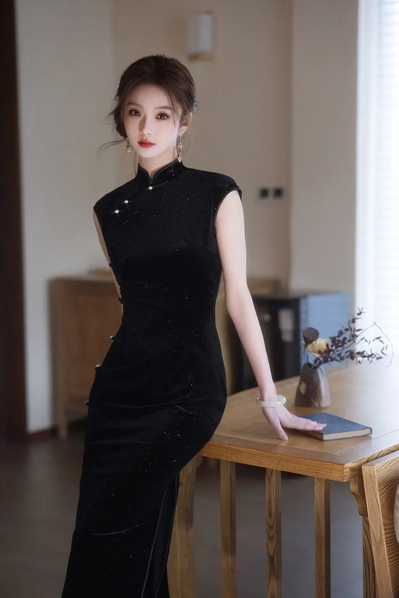 Ärmelloses schwarzes Qipao-Kleid aus Samt mit Glitzerdetail
