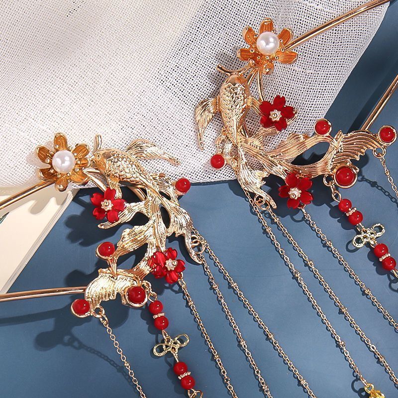 Rote Goldfisch-Blumen-Haarnadel und Doppeltes Glück Ohrringe
