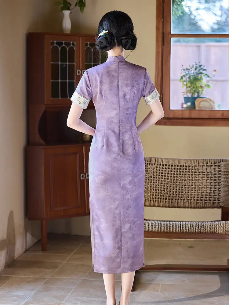 Lilafarbenes Qi Pao-Kleid aus Jacquard mit Blumenmuster und kurzen Ärmeln