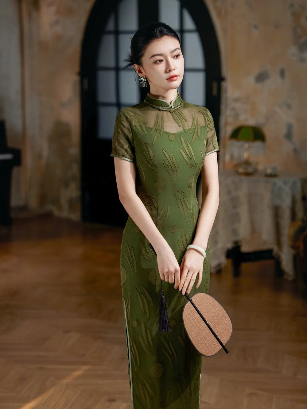 Modernes olivgrünes transparentes Qipao-Cheongsam-Kleid