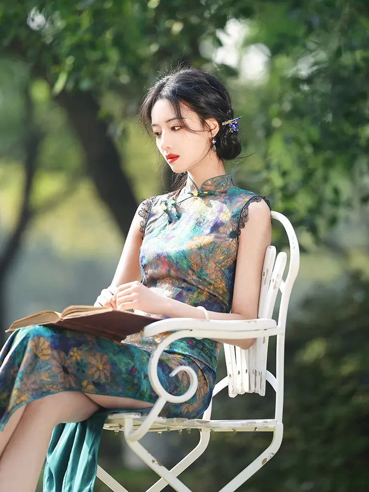 Grünes ärmelloses Qipao-Kleid mit Blumen-Aquarell