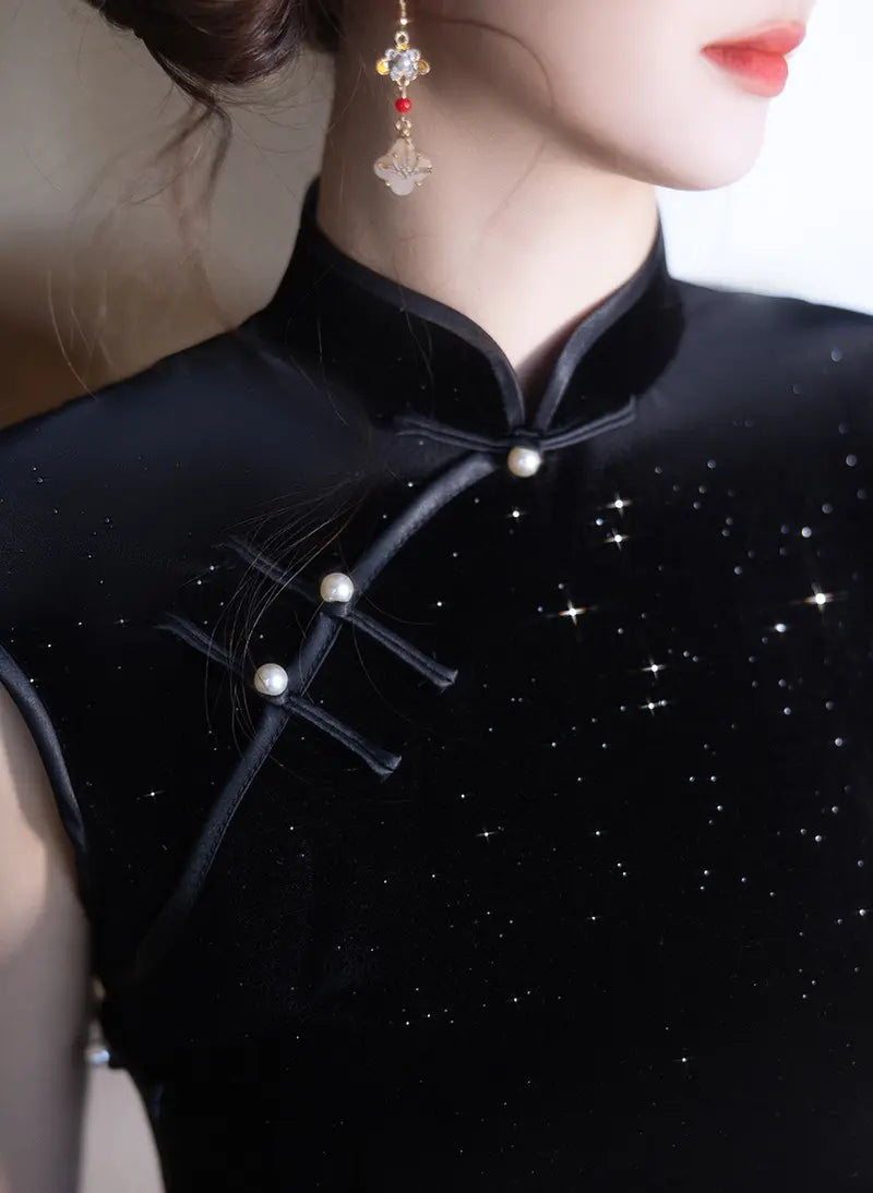 Ärmelloses schwarzes Qipao-Kleid aus Samt mit Glitzerdetail