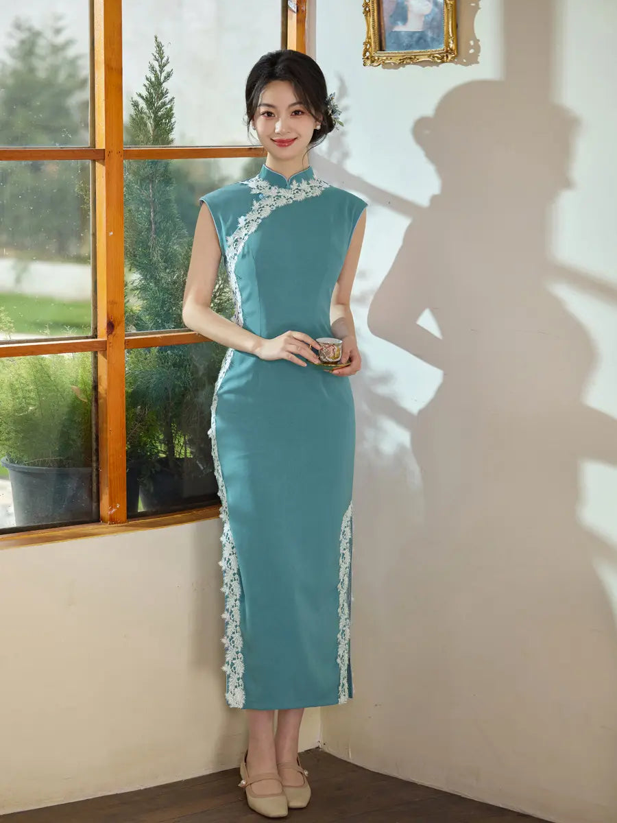 Vintage-Inspired Icy Blue Sleeveless cheongsam dress  with white Floral Trim