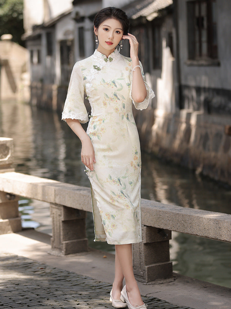 Robe Qipao fleurie à manches mi-longues et bordure en dentelle