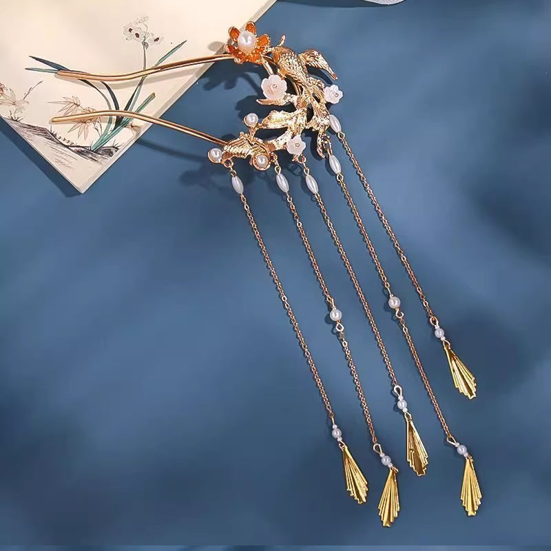 Rote Goldfisch-Blumen-Haarnadel und Doppeltes Glück Ohrringe