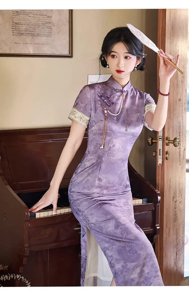 Lilafarbenes Qi Pao-Kleid aus Jacquard mit Blumenmuster und kurzen Ärmeln