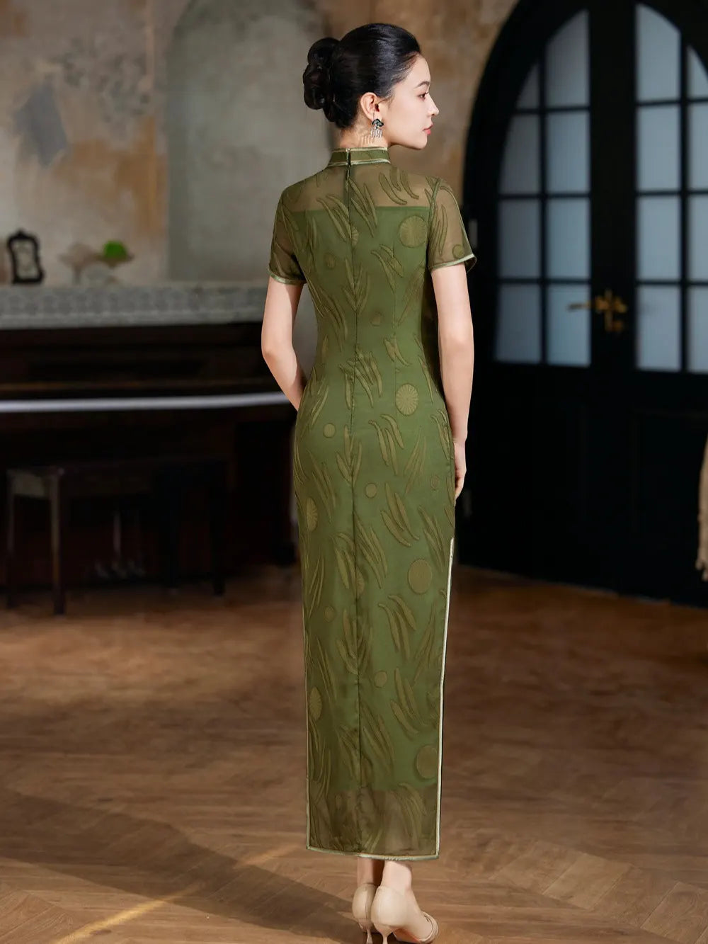 Modernes olivgrünes transparentes Qipao-Cheongsam-Kleid