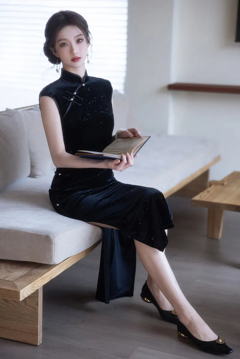 Ärmelloses schwarzes Qipao-Kleid aus Samt mit Glitzerdetail