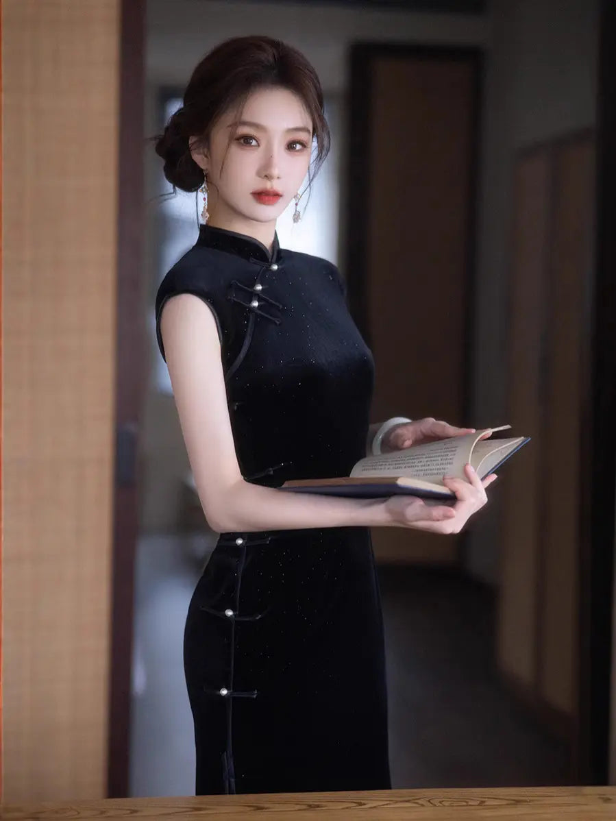 Ärmelloses schwarzes Qipao-Kleid aus Samt mit Glitzerdetail