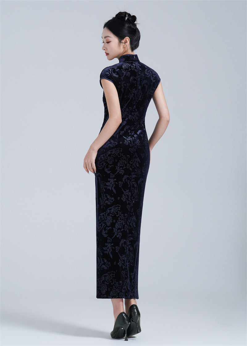 Mitternachtsblaues ärmelloses Qipao-Kleid aus Samt