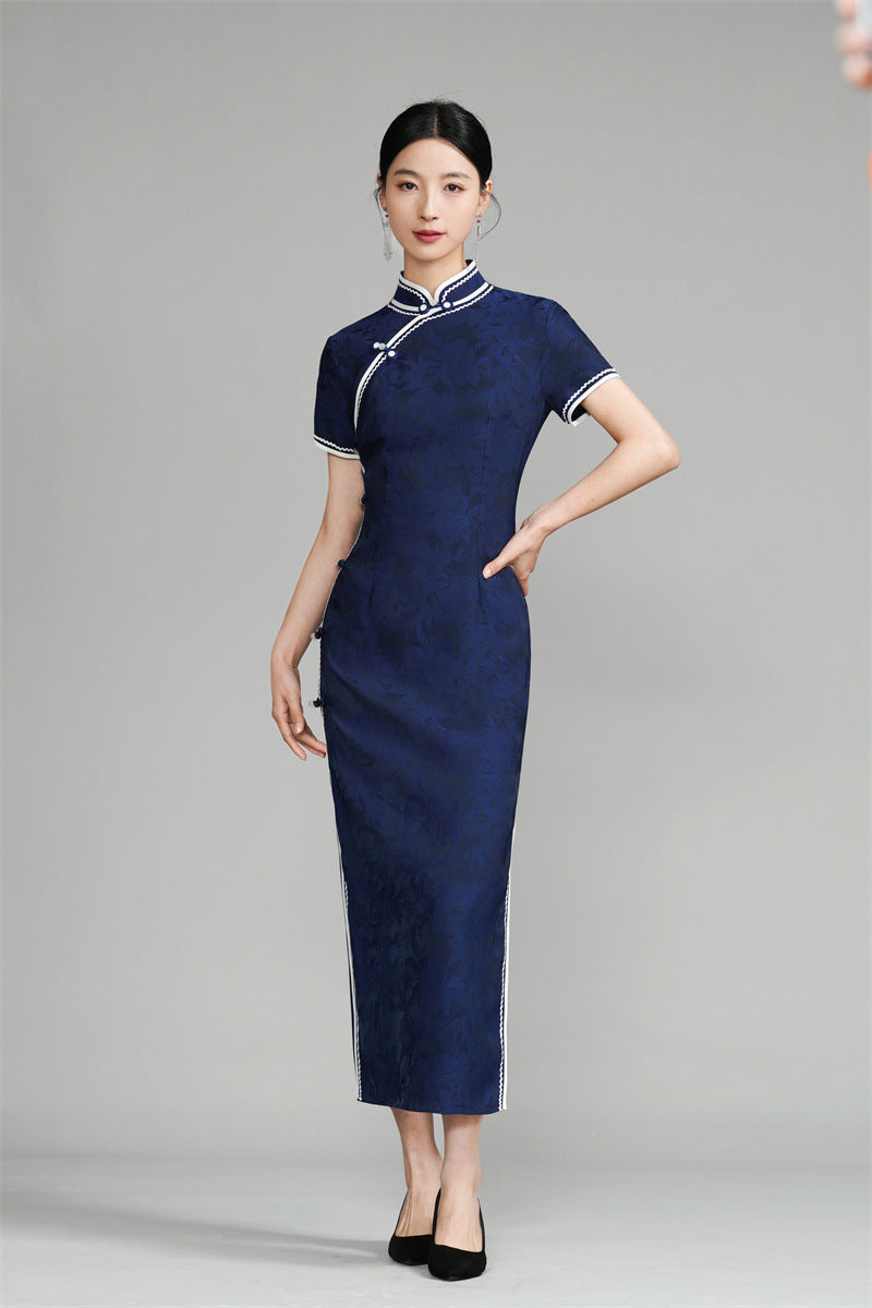 Dunkelblaues kurzärmliges Jacquard-Qipao-Kleid mit Blumenmuster