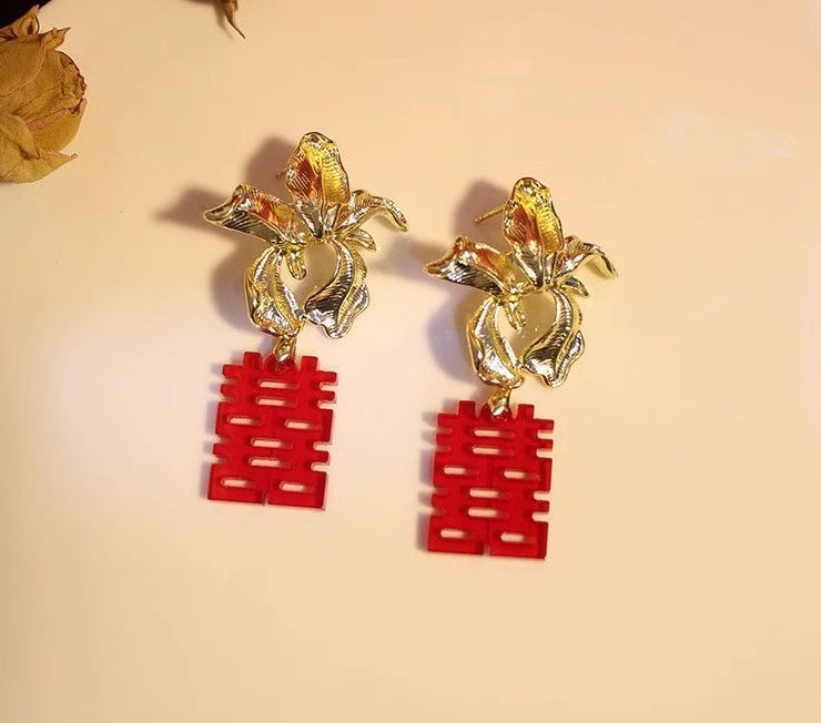 Rote Goldfisch-Blumen-Haarnadel und Doppeltes Glück Ohrringe