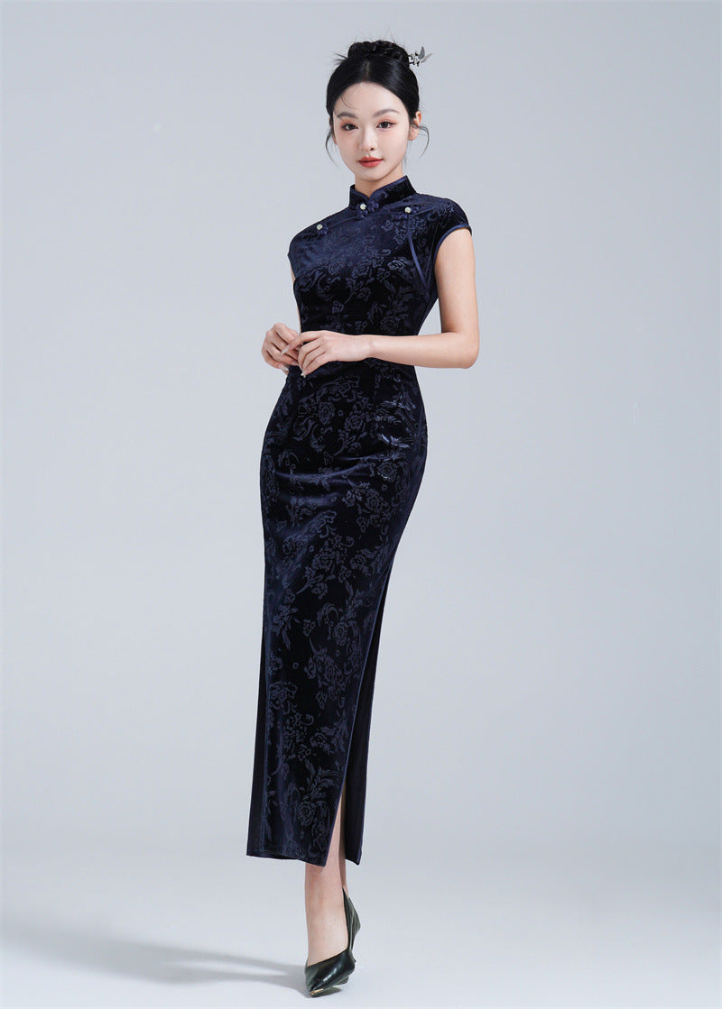 Mitternachtsblaues ärmelloses Qipao-Kleid aus Samt