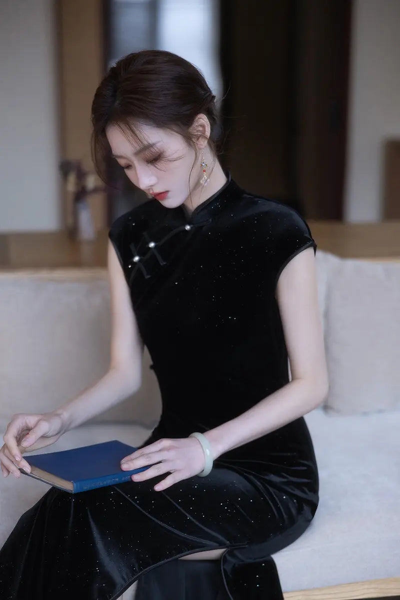 Ärmelloses schwarzes Qipao-Kleid aus Samt mit Glitzerdetail