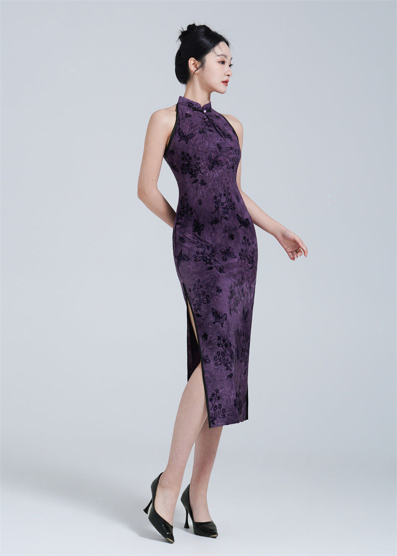 Lila Neckholder-Qipao aus Samt mit Schmetterlings-Print
