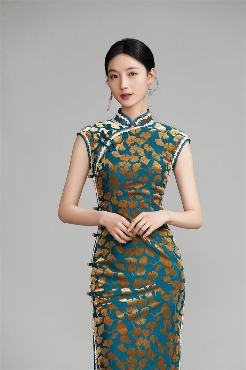 Cheongsam-Kleid aus Samt mit Ginkgoblatt-Blumendruck