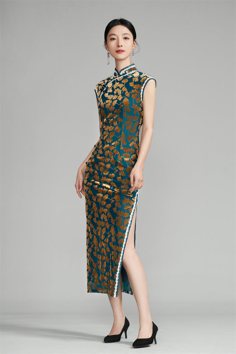 Cheongsam-Kleid aus Samt mit Ginkgoblatt-Blumendruck