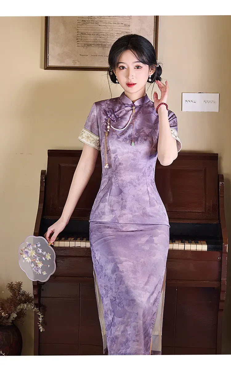 Lilafarbenes Qi Pao-Kleid aus Jacquard mit Blumenmuster und kurzen Ärmeln