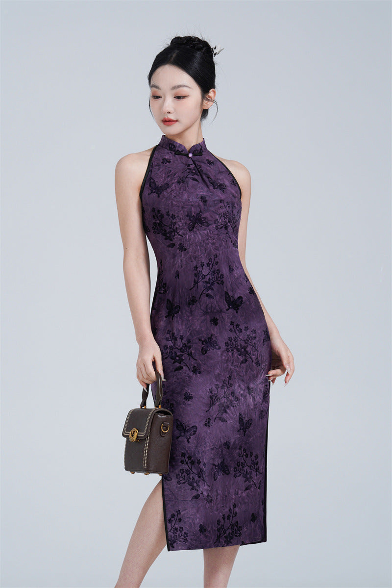 Lila Neckholder-Qipao aus Samt mit Schmetterlings-Print