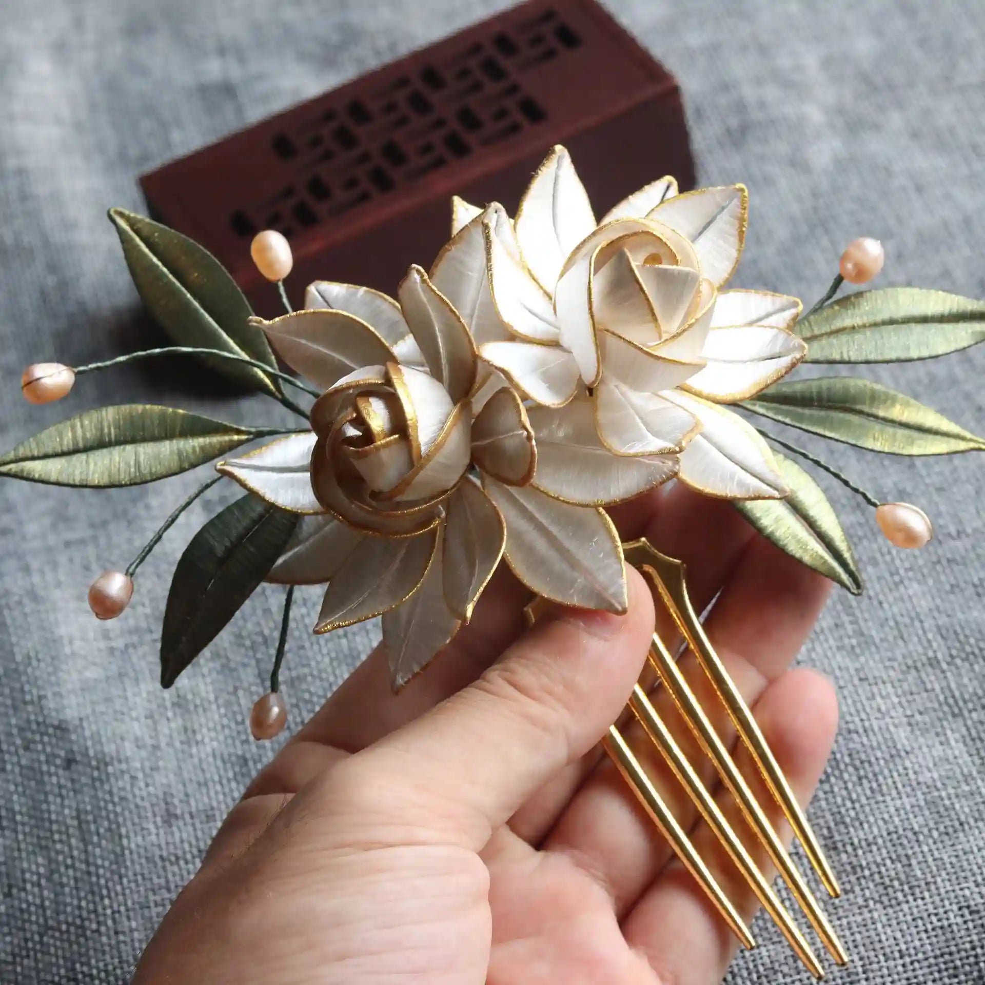 Chinese White 'Chan Hua'  Thread Wrapping Flowers Hair Comb