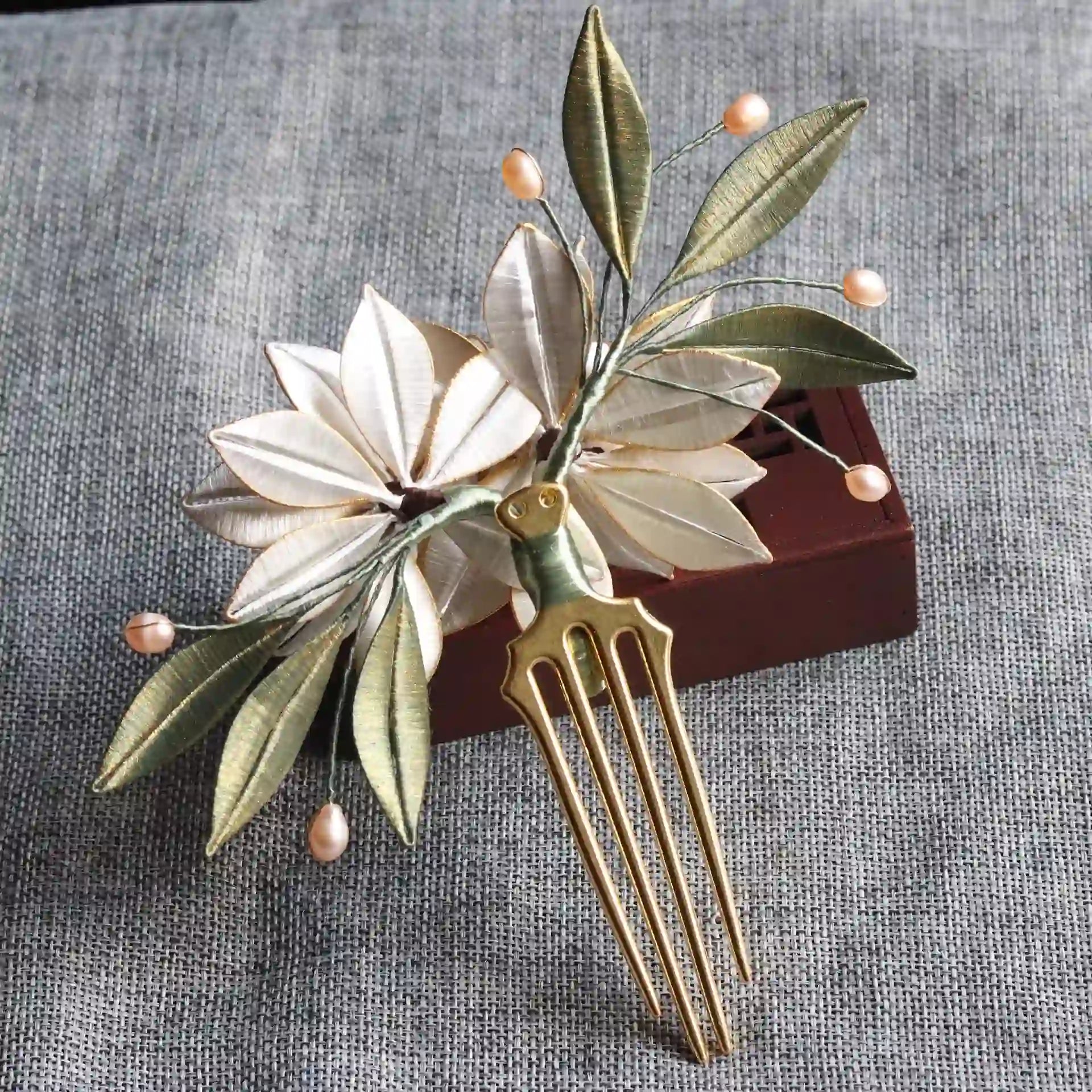 Chinese White 'Chan Hua'  Thread Wrapping Flowers Hair Comb