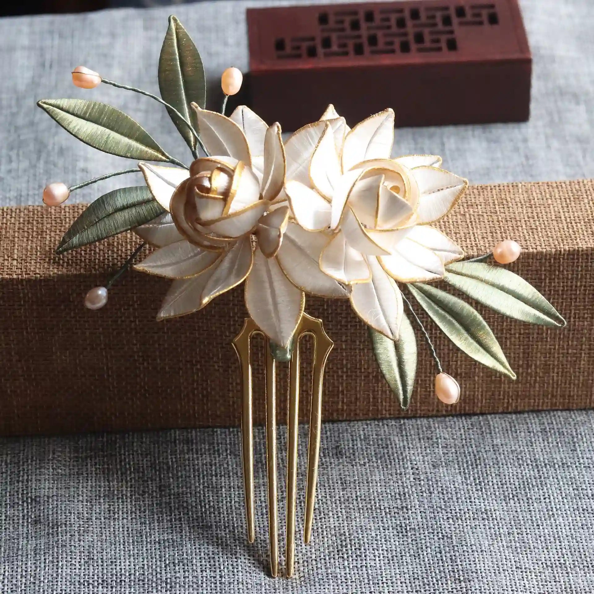 Chinese White 'Chan Hua'  Thread Wrapping Flowers Hair Comb