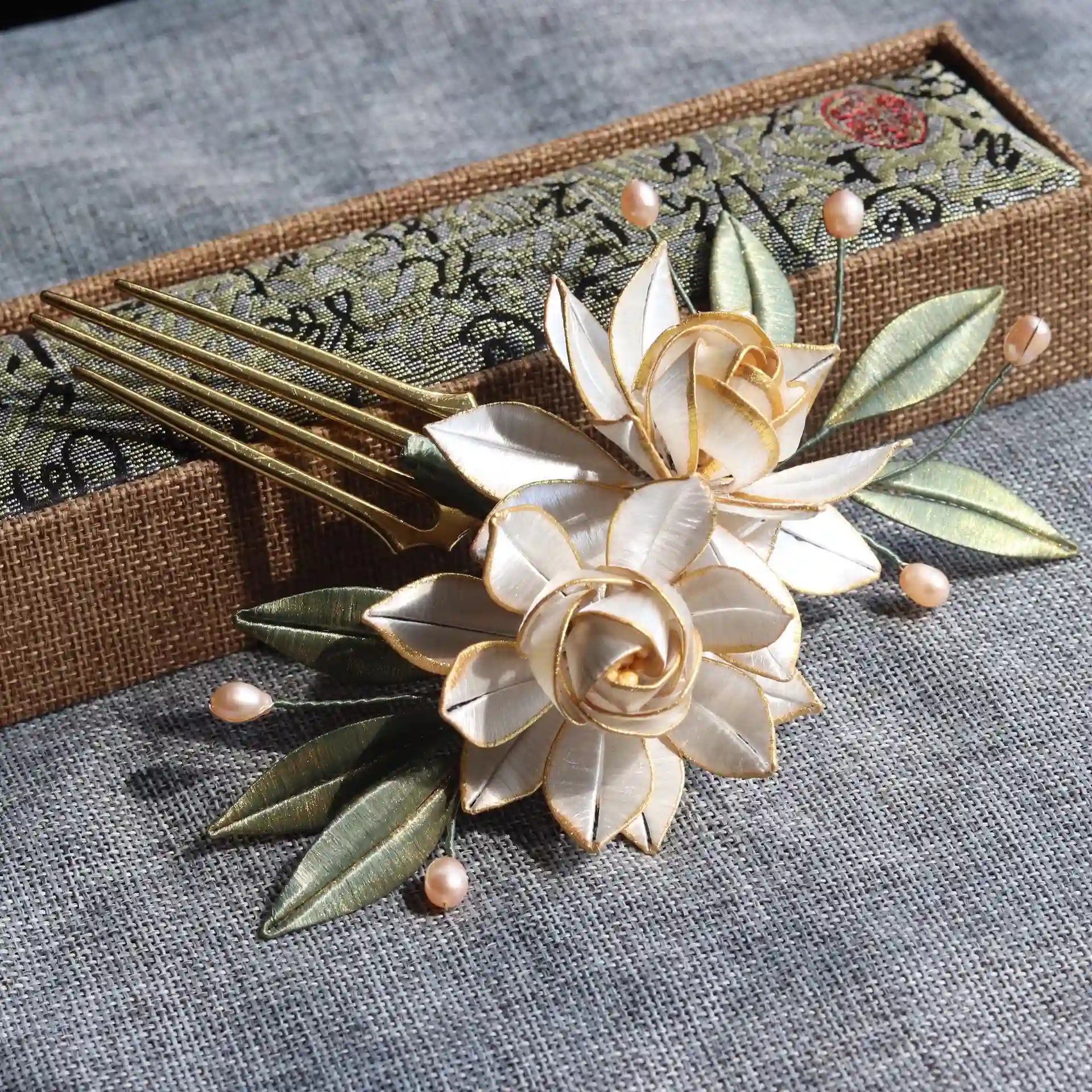 Chinese White 'Chan Hua'  Thread Wrapping Flowers Hair Comb