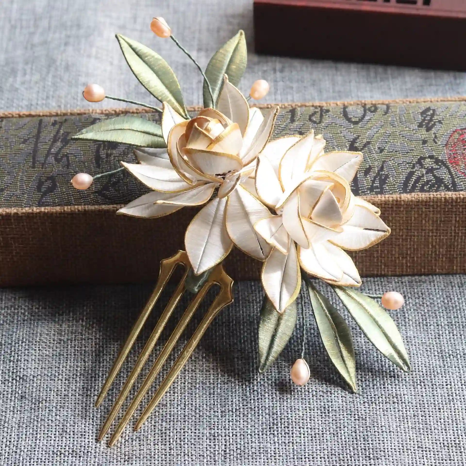 Chinese White 'Chan Hua'  Thread Wrapping Flowers Hair Comb