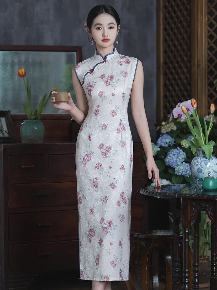 Elegant Traditional Chinese Sleeveless Summer Cheongsam