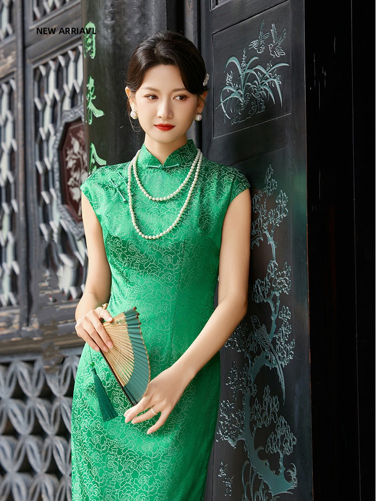 A chinese girl in  sleeveless green  silk  Cheongsam dress