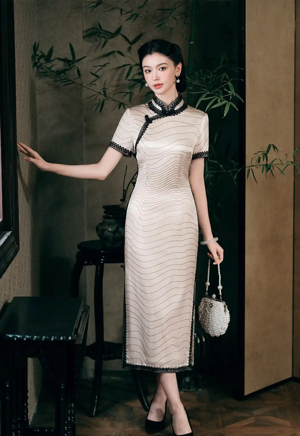 Luxury Ivory White Silk Chinese Qi pao Dress With Black Lace Trim