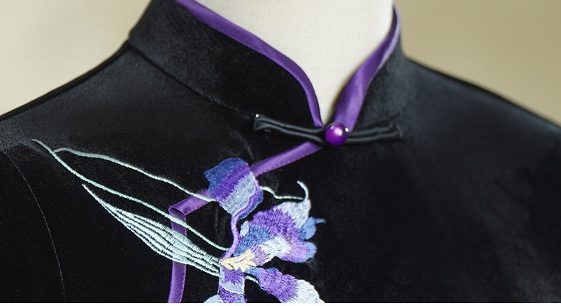 Qipao en velours noir à manches longues avec fleurs violettes