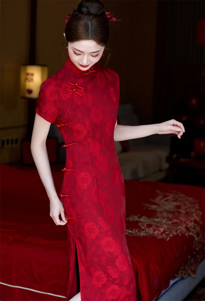 Rotes Qipao Cheongsam Kleid mit Blumenmuster | Crimson Grace