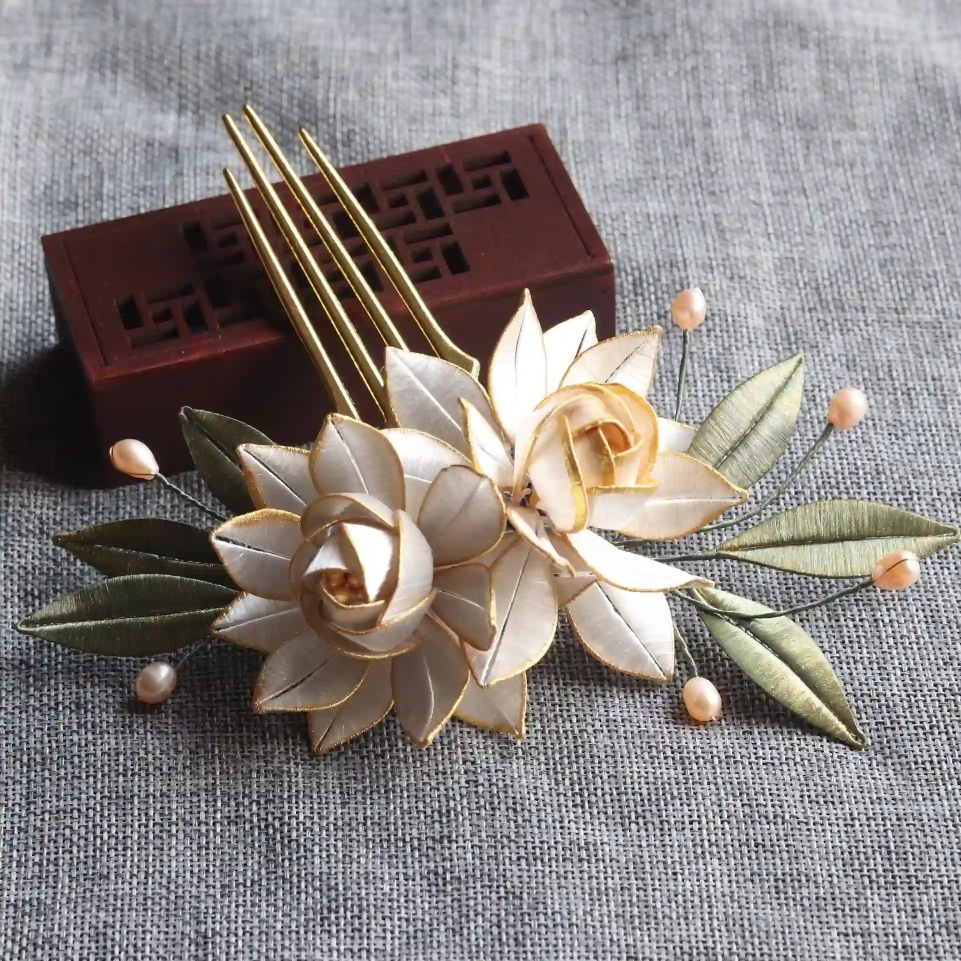 Chinese White 'Chan Hua'  Thread Wrapping Flowers Hair Comb