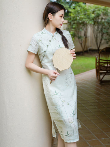 Pastel Green Bamboo Print Ramie Cheongsam – a breathable, elegant qipao perfect for summer gatherings and casual chic.