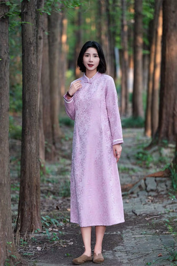 Langärmliges, lockeres Qipao aus Jacquard mit Blumenmuster