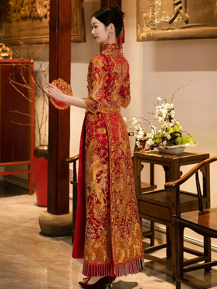 a bride in Traditional Chinese Dragon Phoenix Wedding Qun gua Dress