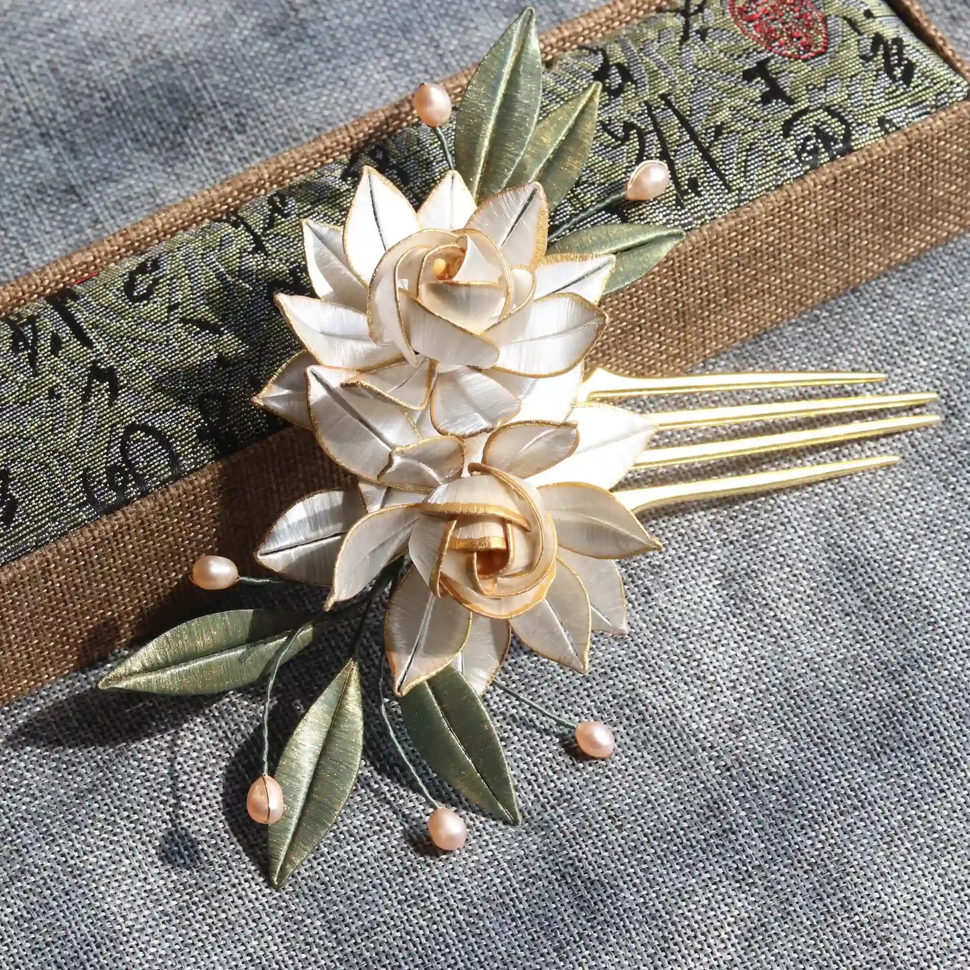 Chinese White 'Chan Hua'  Thread Wrapping Flowers Hair Comb