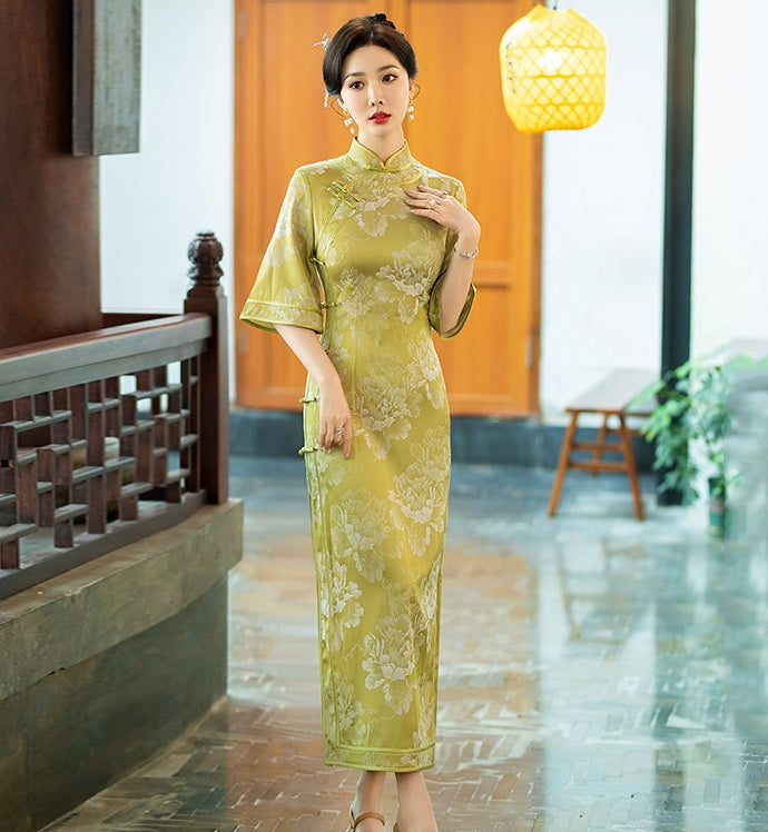 Gelbes Qipao-Kleid mit halblangen Ärmeln und Blumenmuster | Pfingstrose
