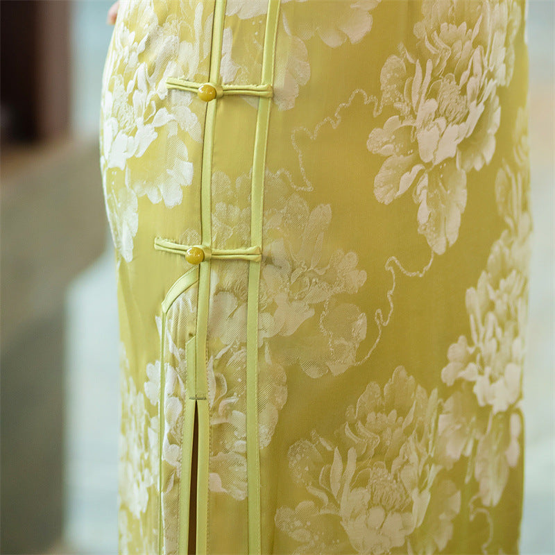 Gelbes Qipao-Kleid mit halblangen Ärmeln und Blumenmuster | Pfingstrose