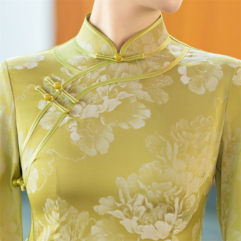 Gelbes Qipao-Kleid mit halblangen Ärmeln und Blumenmuster | Pfingstrose