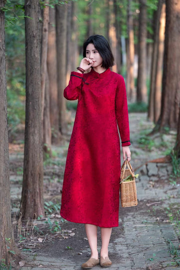 Rotes, langärmliges, lockeres Qipao aus Jacquard mit Blumenmuster