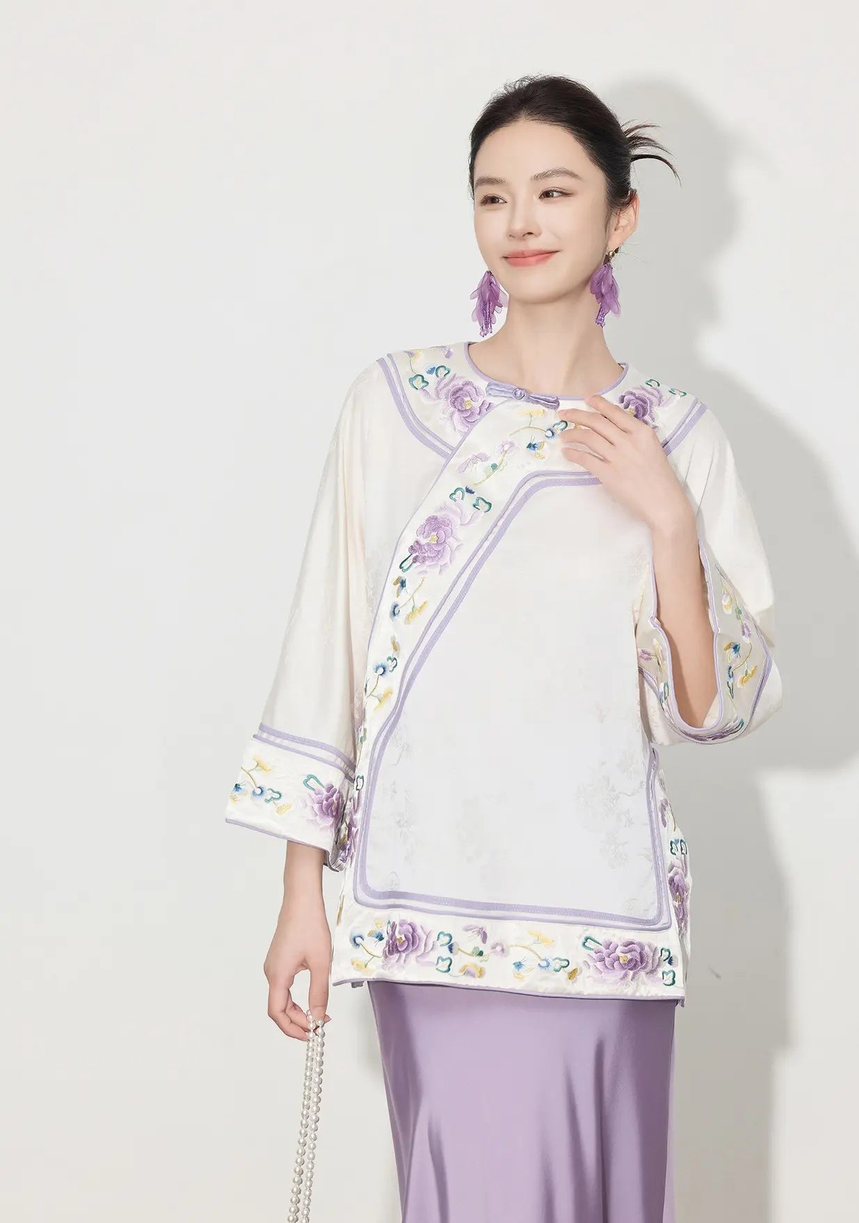 Neue Bluse und Rock im chinesischen Stil mit elfenbeinfarbenem, lila Kragen