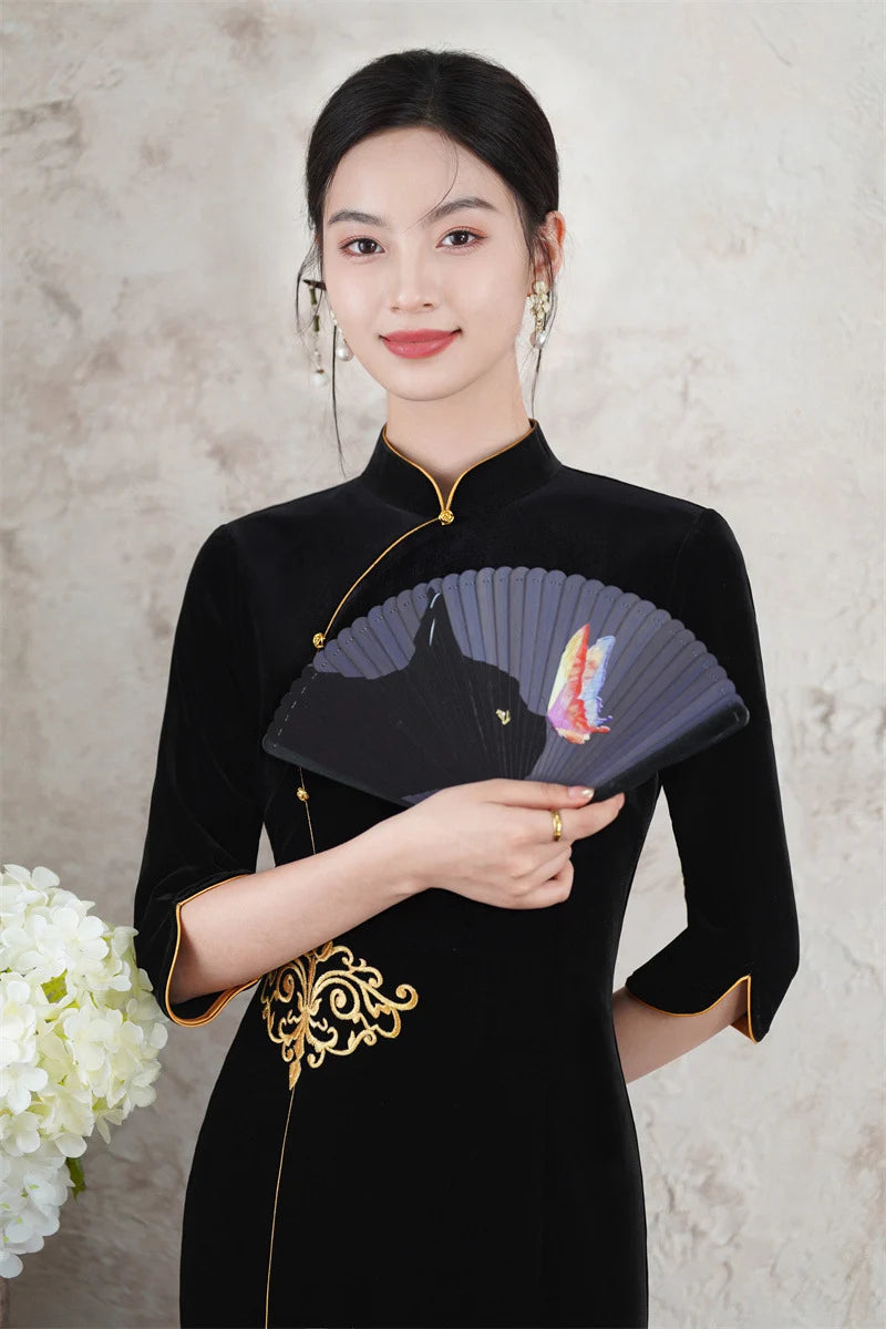 Robe Qipao en velours noir à manches longues avec accents dorés