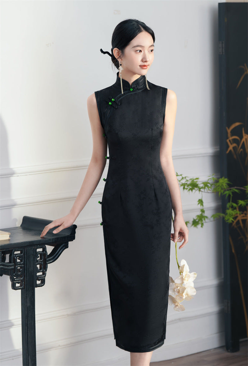 Model in black Floral Jacquard Sleeveless Qipao Cheongsam Dress looking right