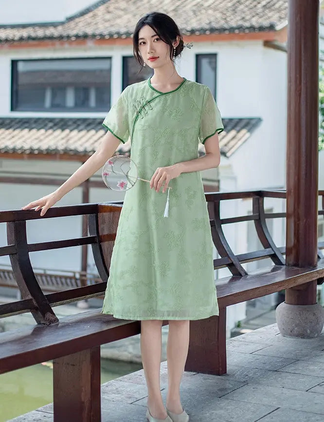 Grünes besticktes lockeres Qipao-Kleid