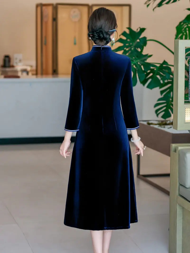 Midnight Blue Long Sleeve A Line Velvet Qipao With Foral Embroidery