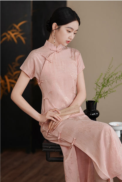 Rosa Jacquard-Qipao-Kleid mit Schmetterling und Pfingstrose